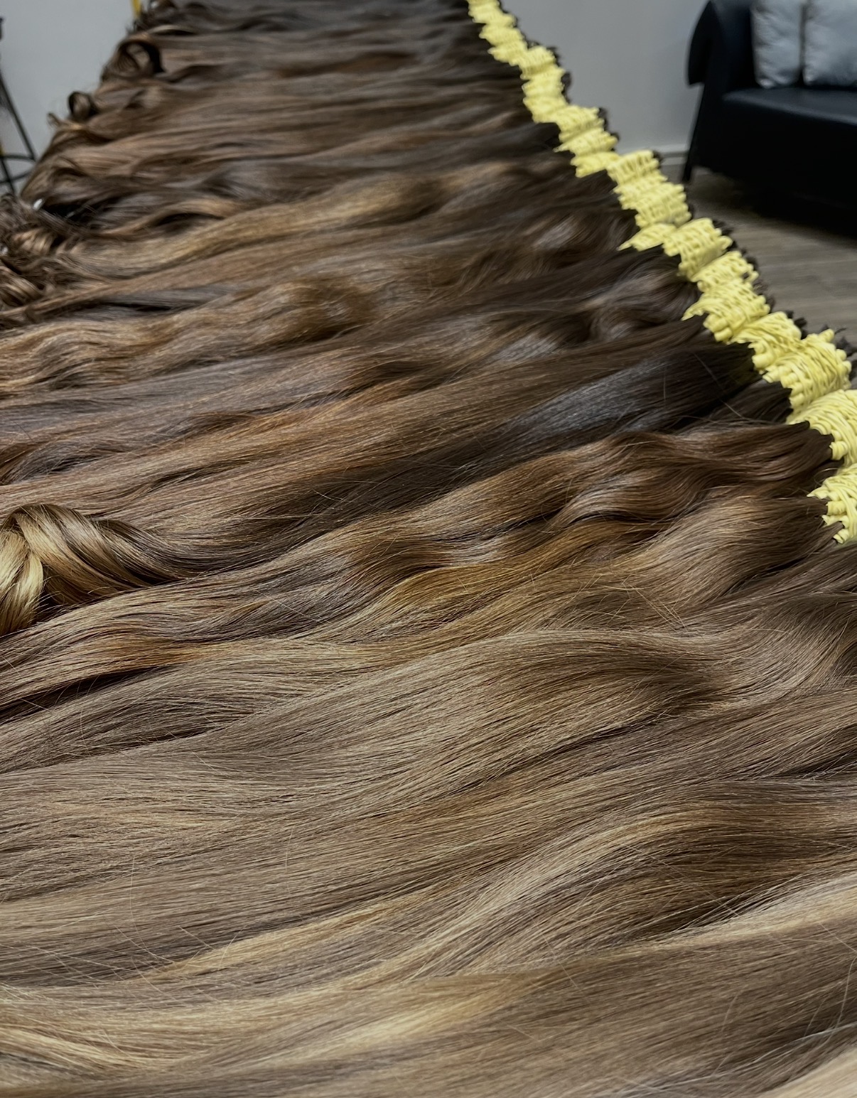 Mechas de cabelo humano brasileiro do Sul em diferentes tons e ondulações, prontas para a escolha da cliente